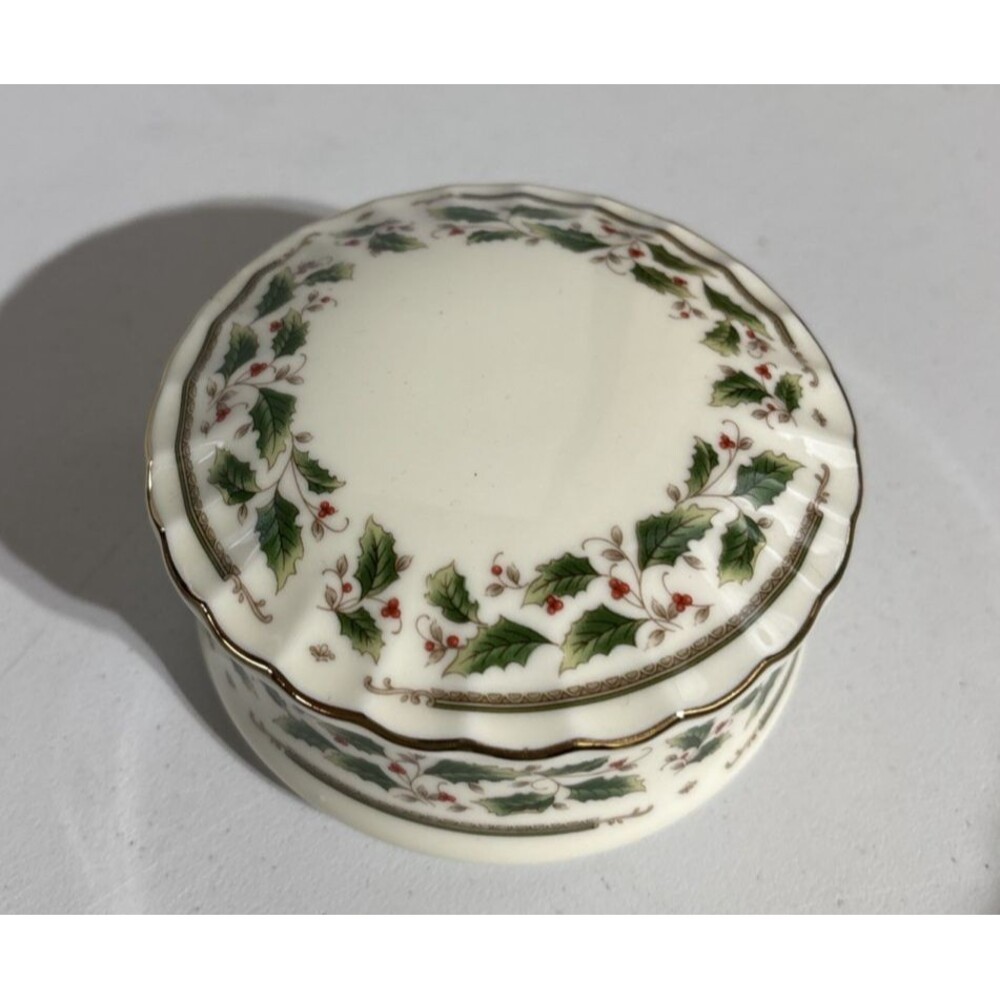 Royal Limited Holly Holiday berry Jewel Trinket box 2" Tall w/ lid x 4" D Preown
